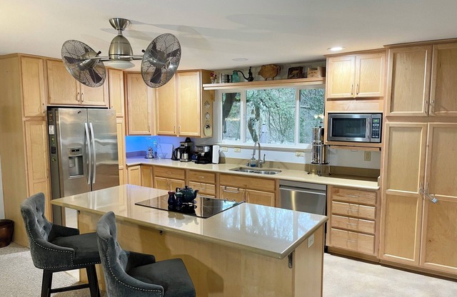 Charming 3-bedroom house with Private Creek in peaceful Butte Creek Canyon