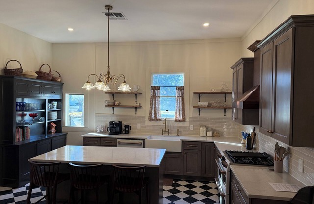 Charming 3-bedroom house with WiFi and AC in Cuero