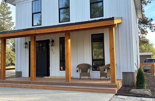 Charming 3-bedroom house with WiFi, AC in lovely Darby Montana.