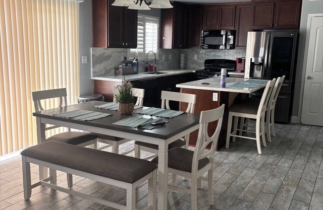 Charming 3-bedroom house with WiFi, AC in delightful Fresno