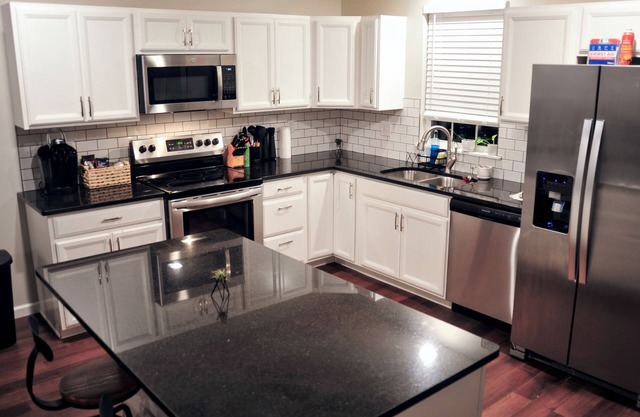 Charming 3-bedroom house in lovely Apple Valley with AC, WiFi, fireplace & pool
