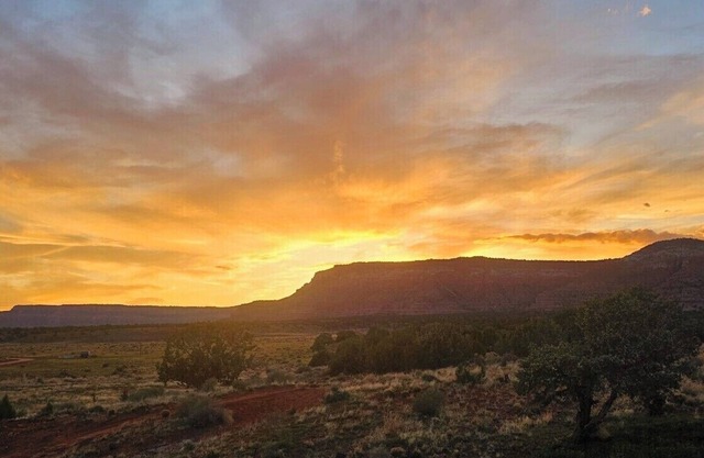 Charming 3-bedroom house on 5 beautiful acres in Kanab w/ outdoor firepit, Zions