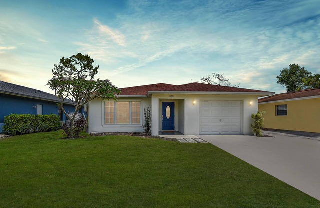 Charming 3-bedroom house in lovely Naples with AC, Pool and Pet Friendly