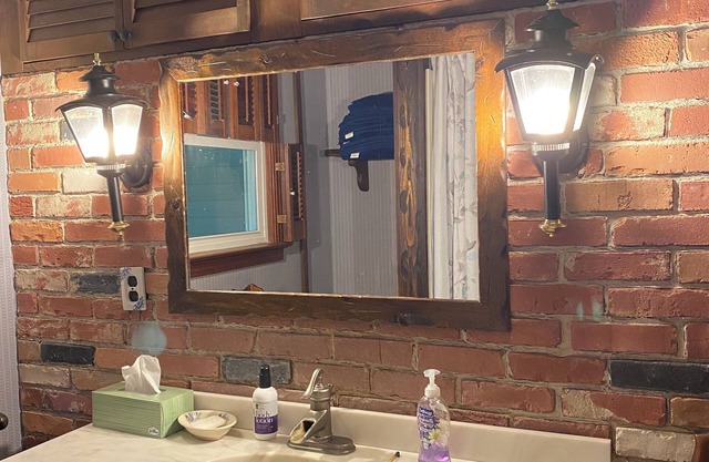 Charming 3-bedroom house in a country setting minutes from Oswego's attractions