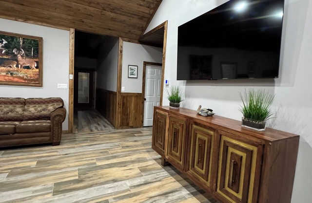 Charming 3-bedroom house with WiFi, AC in nice Sardis
