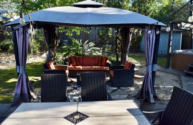 Charming 3-bedroom house in tranquil Sonoma with large backyard & hot tub