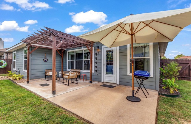 Charming 3-bedroom house with pool, massage chair, fitness room, WiFi in Taylor