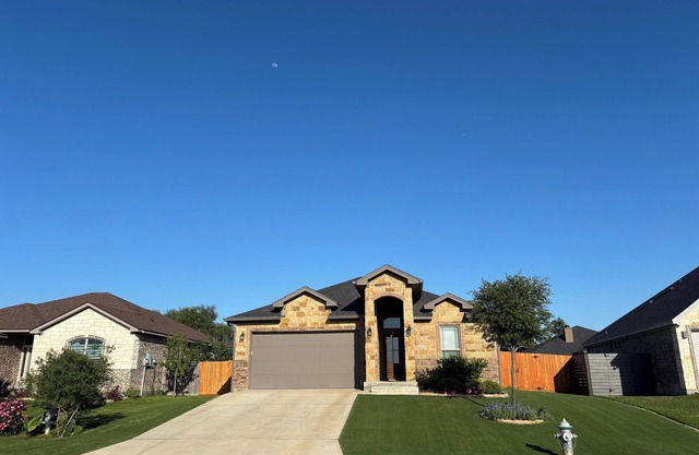 Charming 3-bedroom house with WiFi and AC in Temple, 4 miles to hospital.