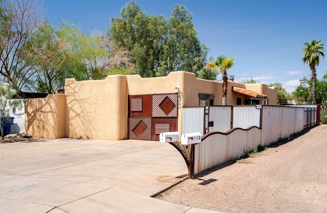 Charming 3-bedroom house in Central location/UofA bike path on Mountain