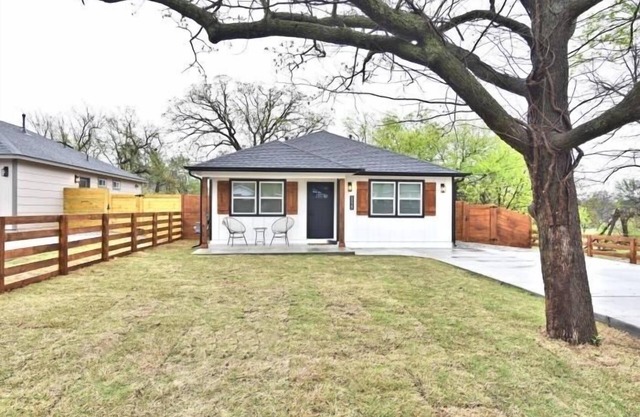 Charming 3-bedroom house with WiFi, AC in vibrant Tulsa