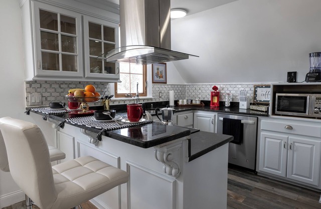 Charming 3-bedroom house with AC and WiFi in Utica
