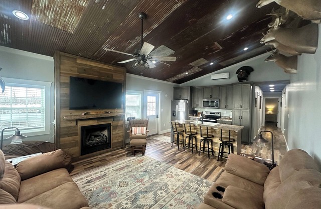 Charming 3-bedroom lodge with AC, WiFi in tranquil Big Clifty