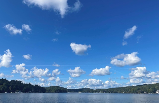 Charming 3-bedroom lakehouse in Winchester with WiFi and AC