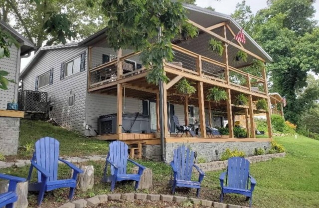 Charming 3-bedroom Lakehouse . Boat Slip, with Pontoon option .