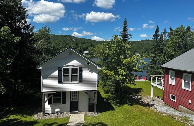 Charming 3-bedroom Lakefront cottage in Woodford VT with WiFi access
