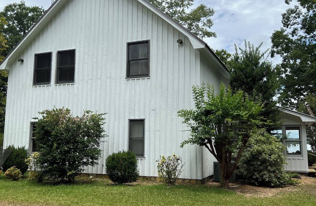 Charming 3-bedroom lake house with WiFi and AC in Cobb, Georgia. Has Dish TV.