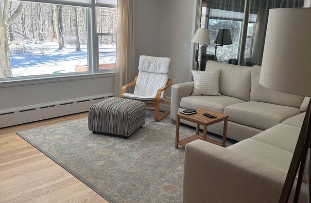 Charming 3-bedroom lakeside reservoir house in serene Hamden near Yale.