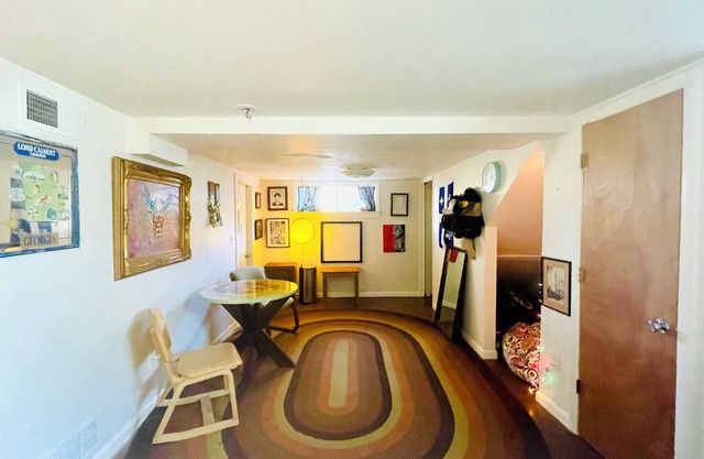 Charming 3-bedroom Mid Century Modern bungalow in wonderful Atlanta with AC