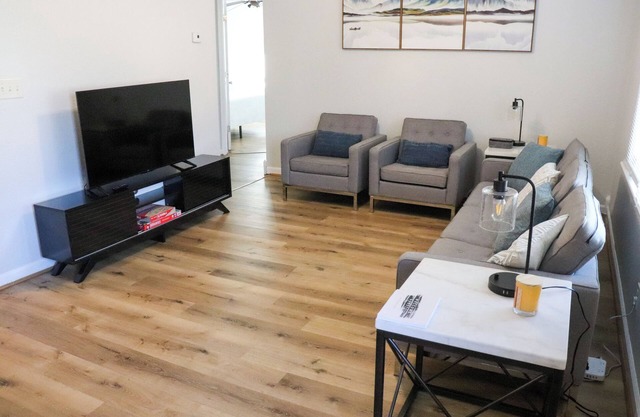 Charming 3-bedroom Minimalist Broadway Home in Sedalia