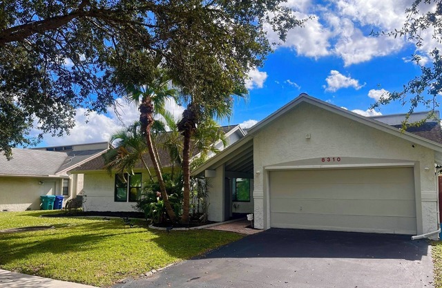 Charming 3-bedroom pool house with WiFi and AC 2 full bathroom in Lauderhill.