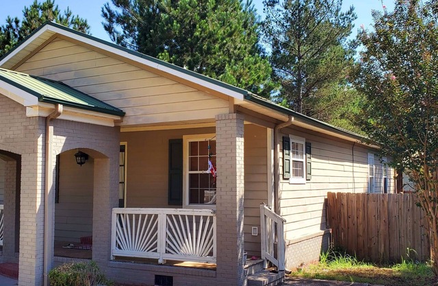 Charming 3-bedroom peaceful living in a specious house!