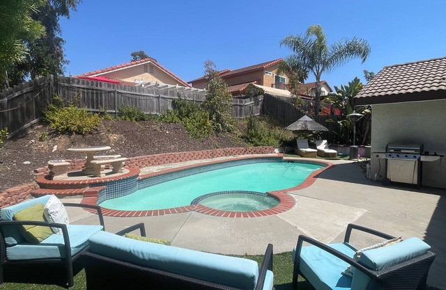Charming 3-bedroom Private Home with Pool & Hot-tub in sunny San Diego