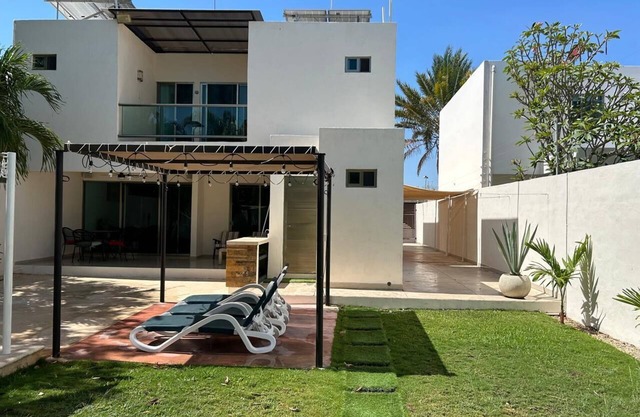 Charming 3-bedroom Private Pool Villa with AC and WiFi in enjoyable Mérida