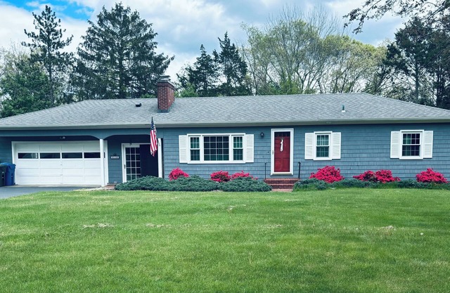 Charming 3-bedroom ranch 1 minute from Mohegan Sun.