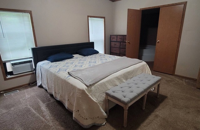 Charming 3-bedroom resort with WiFi, TV, and AC located on beautiful Gull Lake!