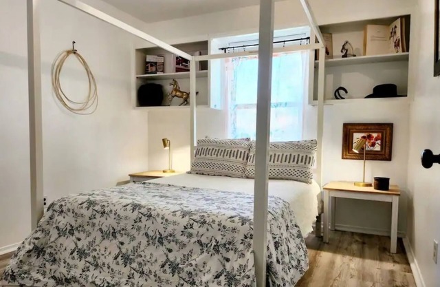 CHARMING 3-Bedroom RETREAT GATEAWAY PET Friendly ♥️ HOT TUB - GYM- POOL TABLE
