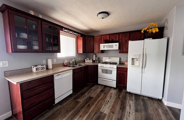 Charming 3-bedroom townhome with AC and WiFi in Cedar City