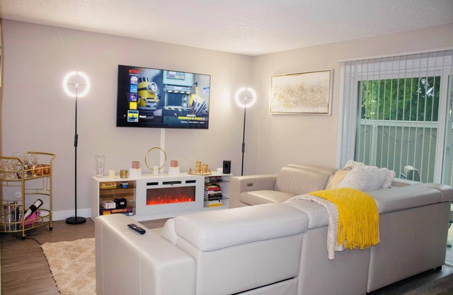 Charming 3-bedroom townhome with fitness room, Fast WiFi in Sacramento