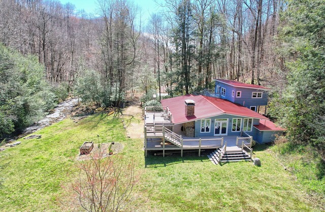 Charming 3-bedroom Talulah Riverfront cabin near Clayton. Peaceful and secluded!