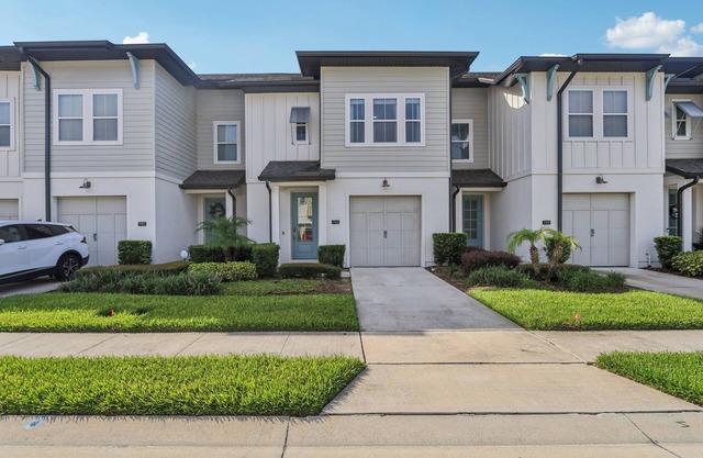 Charming 3-bedroom townhome with AC and great ammenities in fabulous Davenport