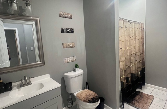 Charming 3-bedroom townhome in St. Louis with AC, WiFi