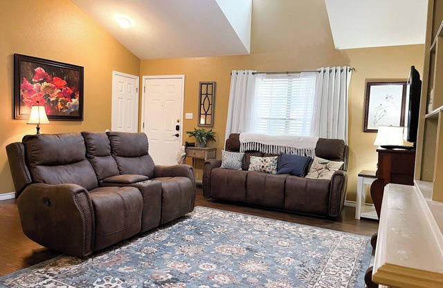 Charming 3-bedroom townhome with AC, WiFi in beautiful Salado, Texas.