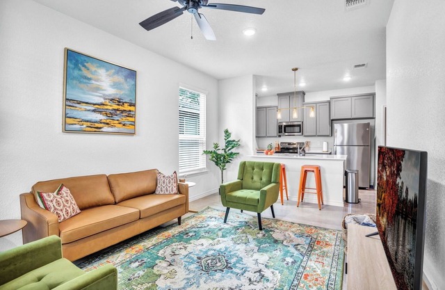 Charming 3-bedroom townhome in pleasant Temple with AC, WiFi