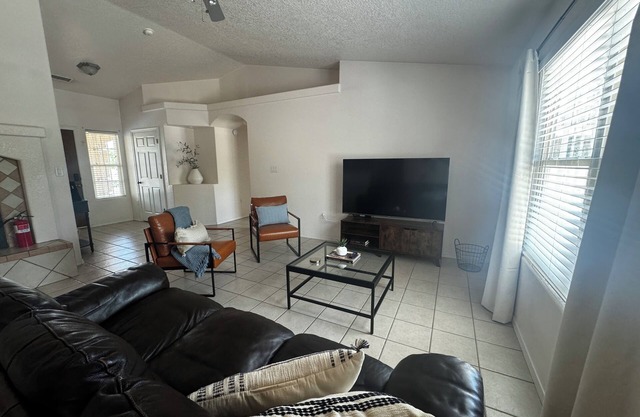 Charming 3-Bedroom Family-Friendly House in Albuquerque with Easy Commute