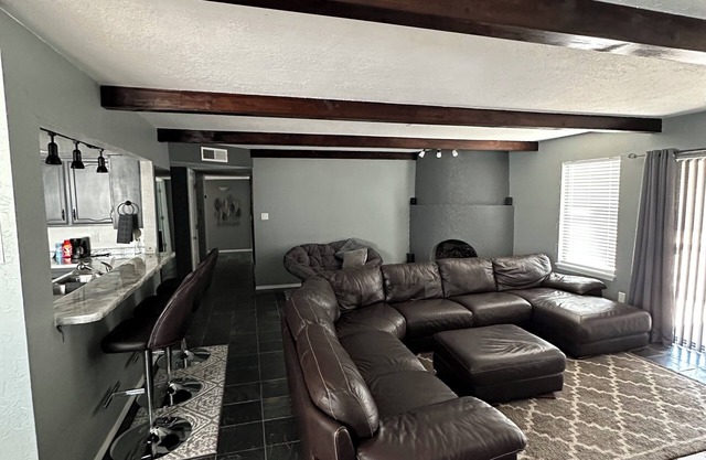 Charming 3-bedroom house with refrigerated AC in golf course community