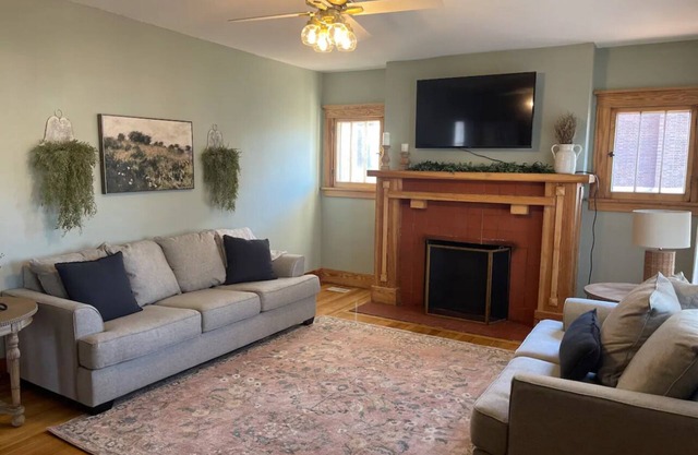 Charming 3-bedroom bungalow just a walk away from all the locals favorites!