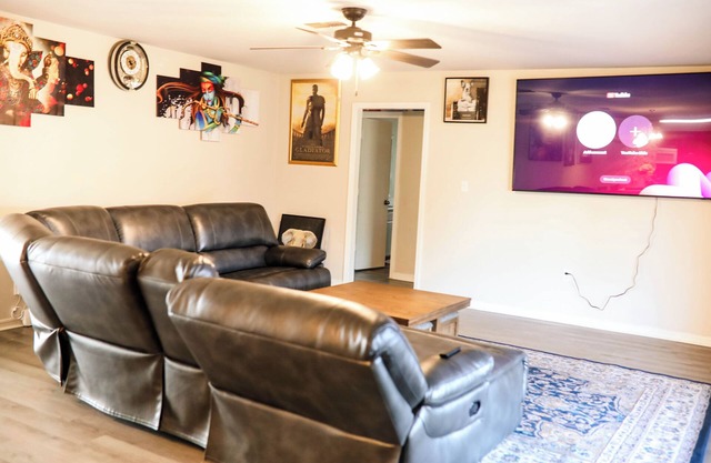 Charming 3-bedroom house with WiFi and AC in Burkburnett