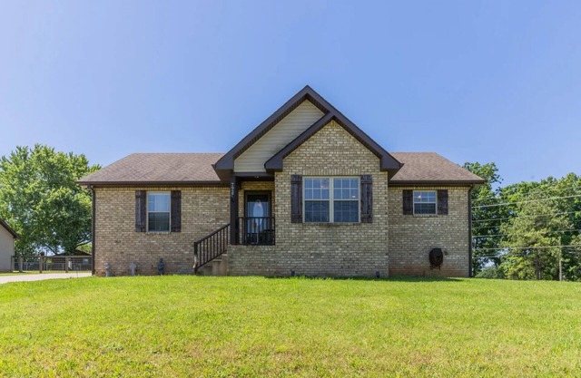 Charming 3-bedroom house in quaint Cross Plains. A peaceful retreat for friends.