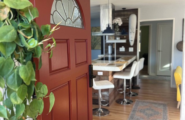 Charming 3-bedroom in Del Rey Oaks with AC, WiFi hot tub & all the hot comforts