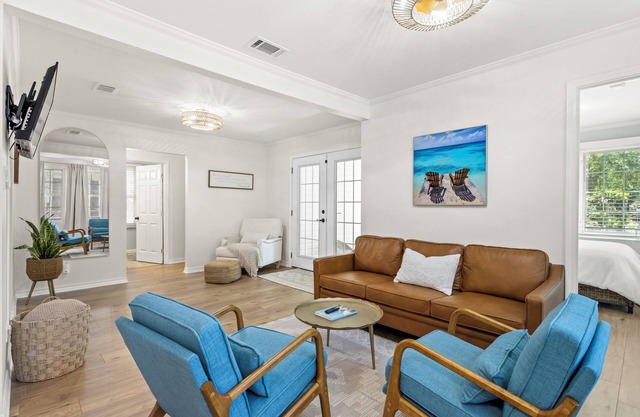 Charming 3-bedroom house with AC, WiFi, Fire Pit, Grill, 5 minute walk to beach!