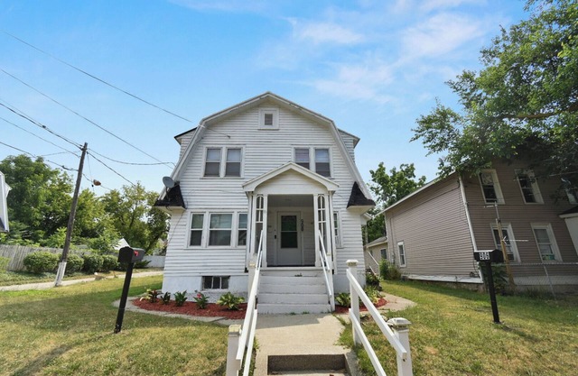 Charming 3-bedroom house with WiFi and AC in Grand Rapids