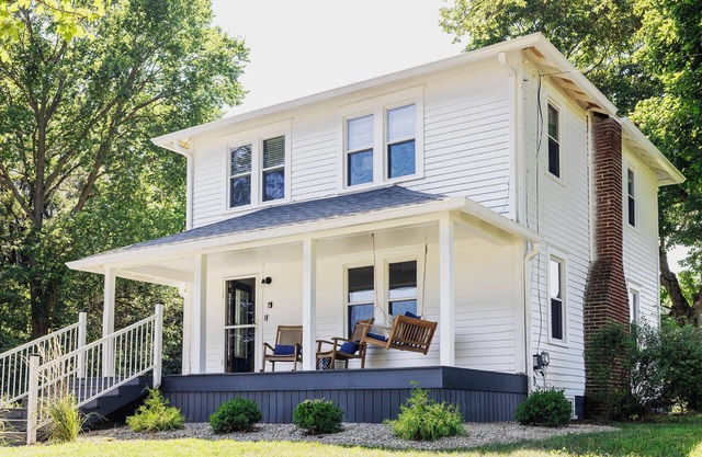 Charming 3-bedroom farmhouse in marvelous Greencastle near DePauw University