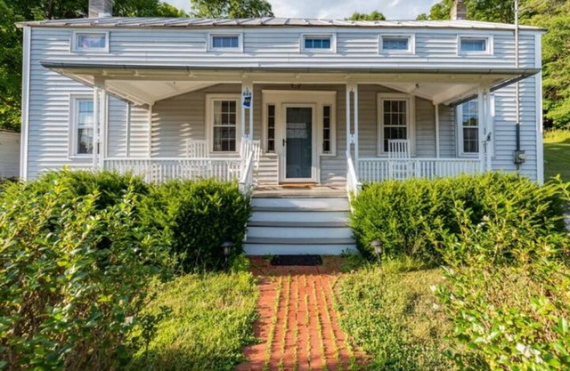 Charming 3-bedroom farmhouse in Hollowville with hot tub