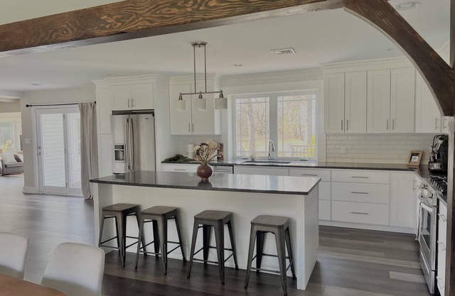 Charming 3-bedroom house with fenced in dog yard and playground and hottube