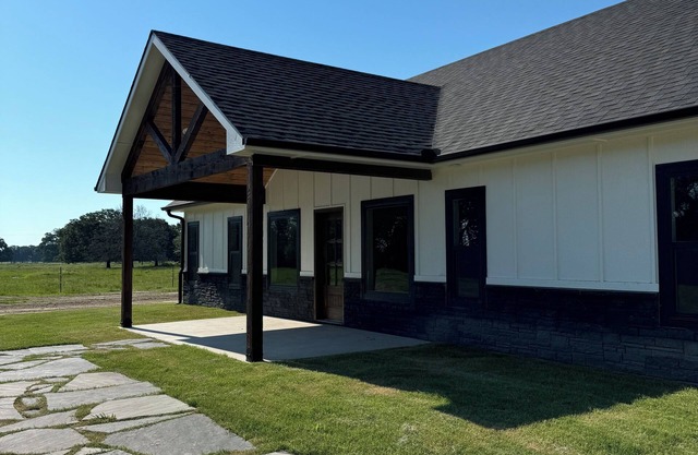 Charming 3-bedroom new build close to Bois d Arc Lake outside of Honey Grove TX