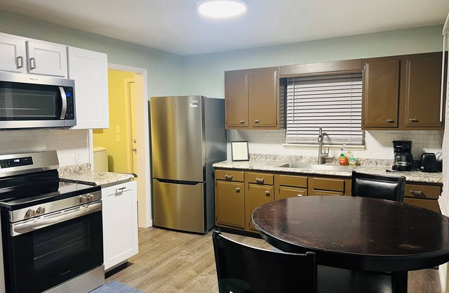 Charming 3-bedroom house with WiFi, AC in brilliant indianapolis Speedway.